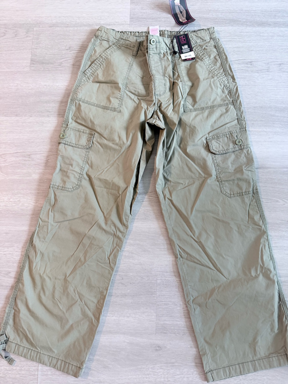 No Boundaries women’s  Cargo Pants in Light Olive. Size large, new with tags